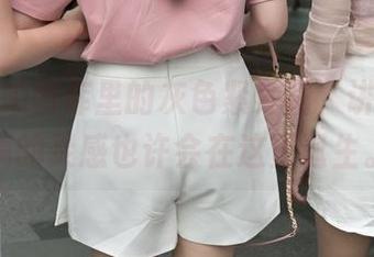 魔镜街拍图库里的灰色紧身裙，讲真，恶搞的灵感也许会在这里诞生。