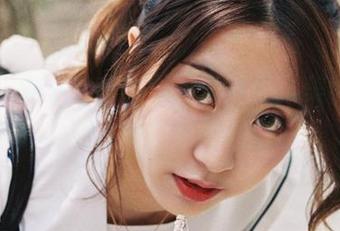 少女心事不止在黑川的照片里，美图更是上演一场心灵的戏剧。