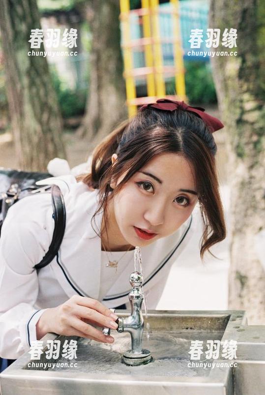 少女心事不止在黑川的照片里，美图更是上演一场心灵的戏剧。